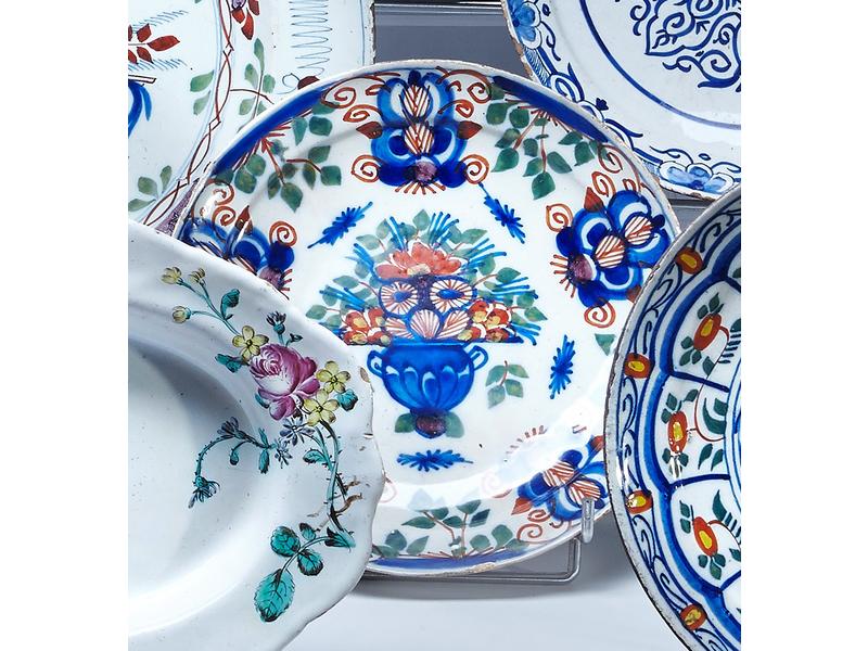 ASSIETTE ronde en faïence à décor émaillé...