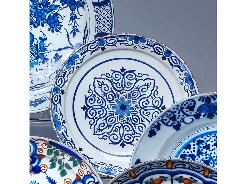ASSIETTE ronde en faïence à décor en camaïeu...