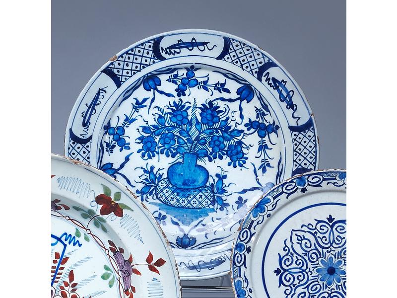 PLAT creux rond en faïence à décor en camaïeu...