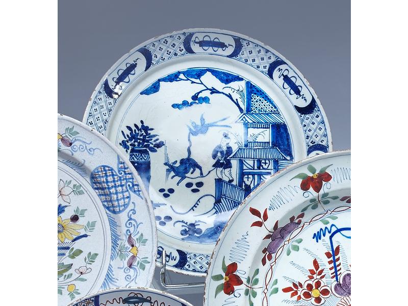 PLAT creux rond en faïence émaillée à décor...