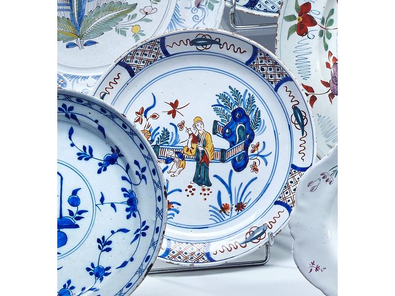ASSIETTE ronde en faïence à décor émaillé...