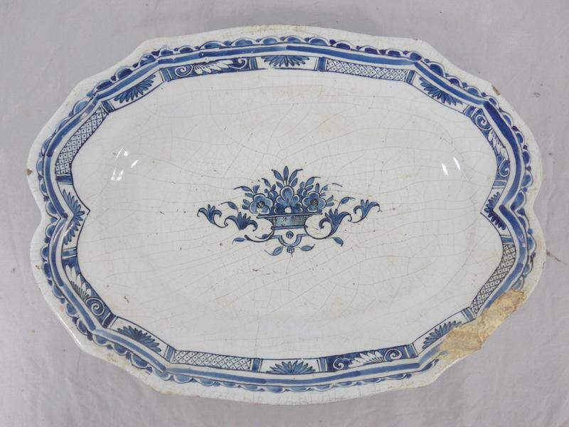 PLAT ovale en faïence de forme chantournée...