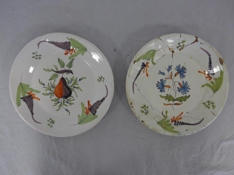 DEUX ASSIETTES rondes en faïence à décor...