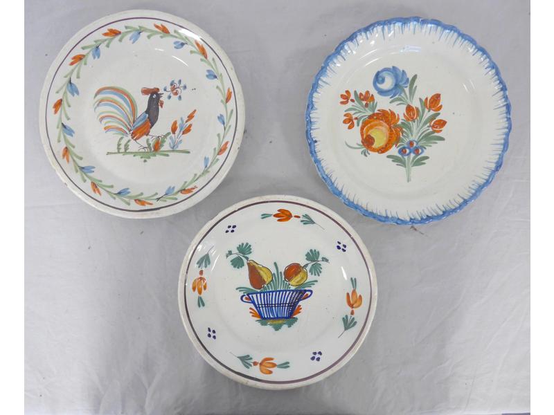 TROIS ASSIETTES rondes en faïence à décor...