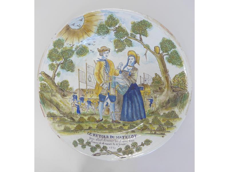 GRAND PLAT ROND en faïence émaillée polychrome...