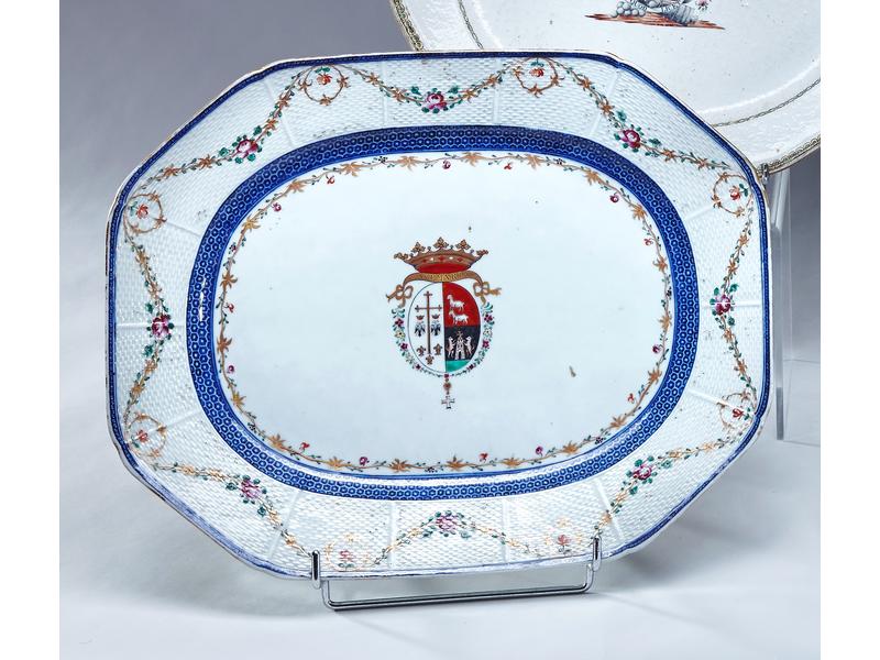 PLAT rectangulaire à pans coupés en porcelaine...