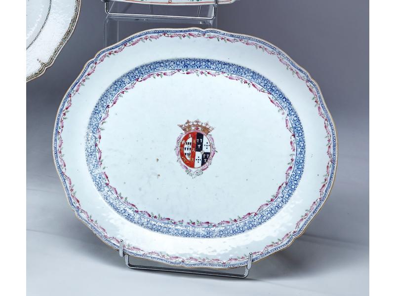PLAT ovale en porcelaine à décor émaillé...