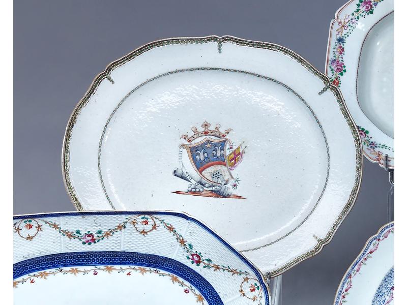 PLAT ovale de forme chantournée en porcelaine...