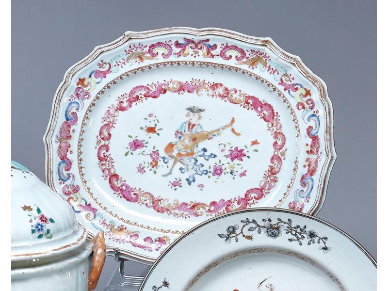 PLAT ovale de forme chantournée en porcelaine...