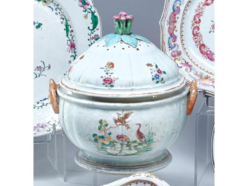POT A OIL en porcelaine à décor émaillé polychrome,...