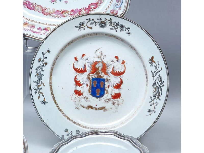 ASSIETTE creuse en porcelaine à décor émaillé...