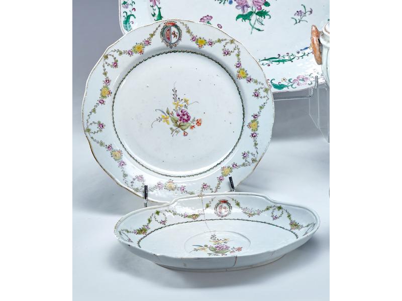 ASSIETTE de forme chantournée en porcelaine...