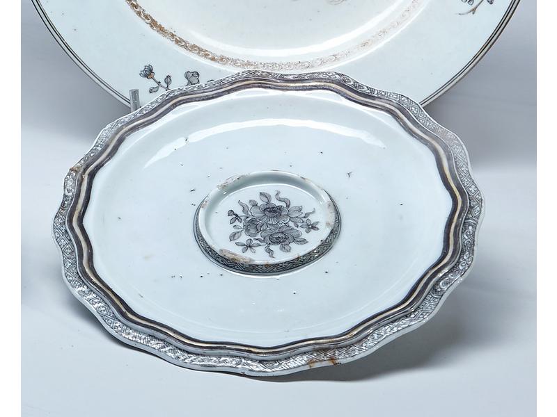 PRESENTOIR de forme chantournée en porcelaine...