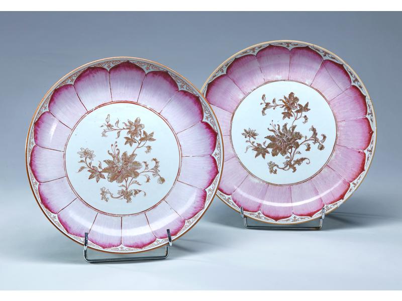 PAIRE DE PLATS creux ronds en porcelaine...