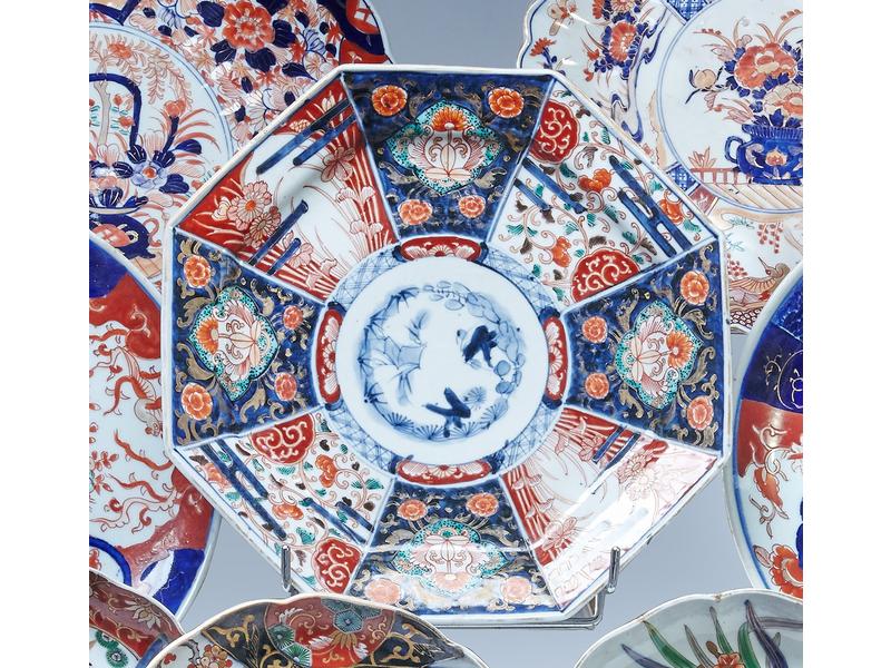 PLAT à pans coupés en porcelaine émaillée...