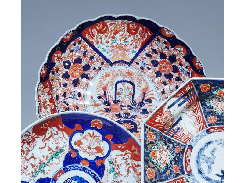 GRAND PLAT en porcelaine à décor Imari d'un...