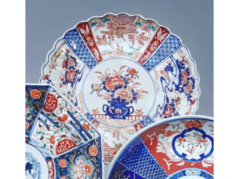 PLAT rond chantourné en porcelaine émaillée...
