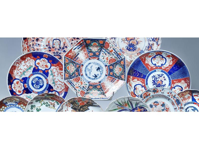 DEUX PLATS pouvant former paire, en porcelaine...
