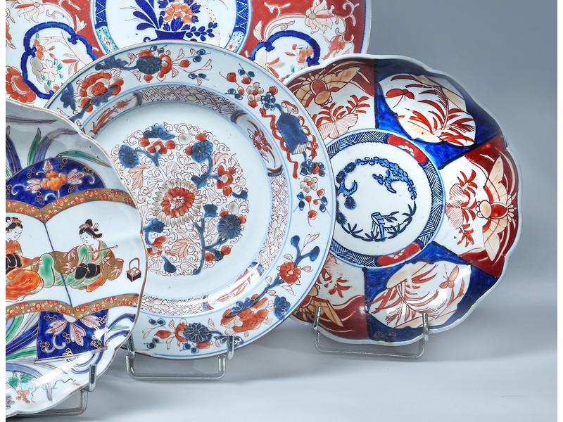 DEUX ASSIETTES en faïence à décor de fleurs...