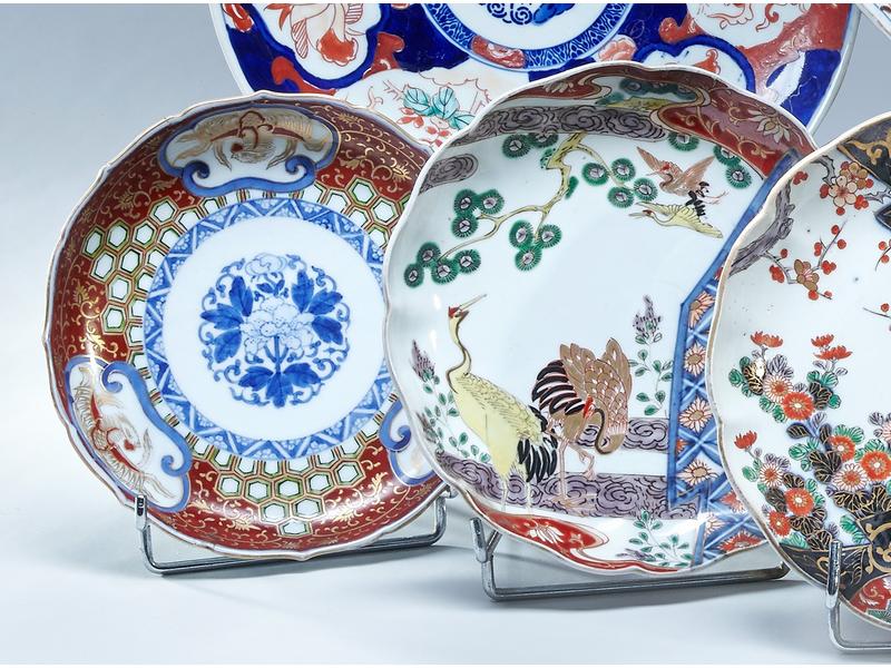 DEUX ASSIETTES en porcelaine à décor géométrique...