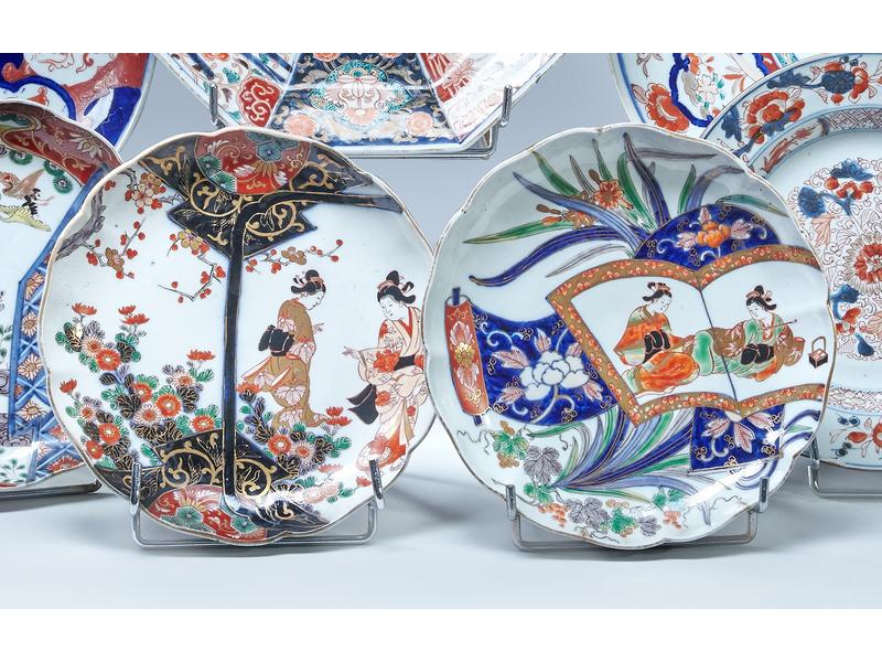 DEUX  ASSIETTES en porcelaine à décor imari...