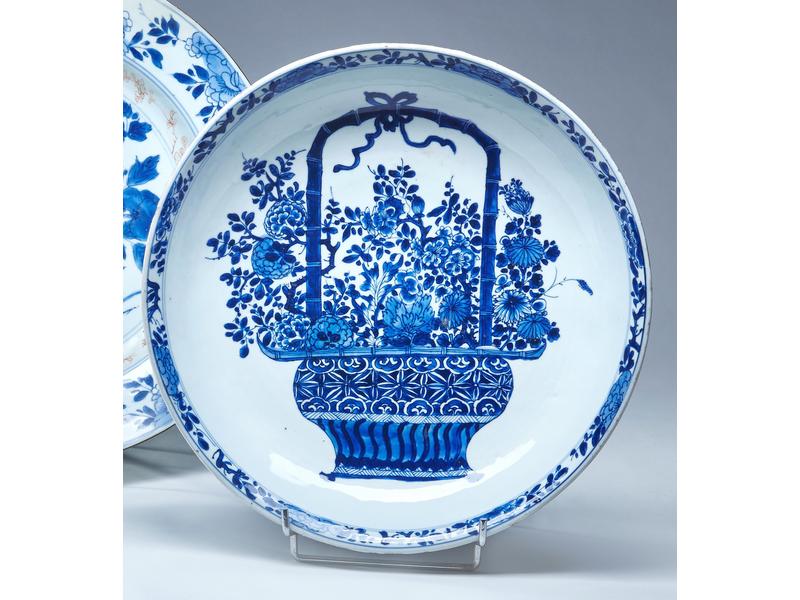 GRAND PLAT creux rond en porcelaine à décor...