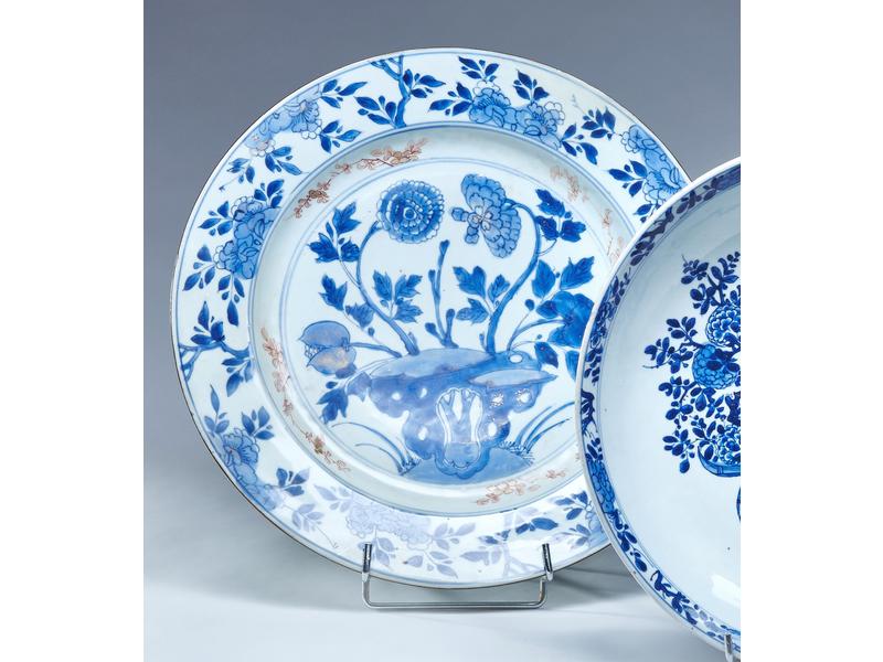GRAND PLAT rond à décor émaillé bleu et réhauts...