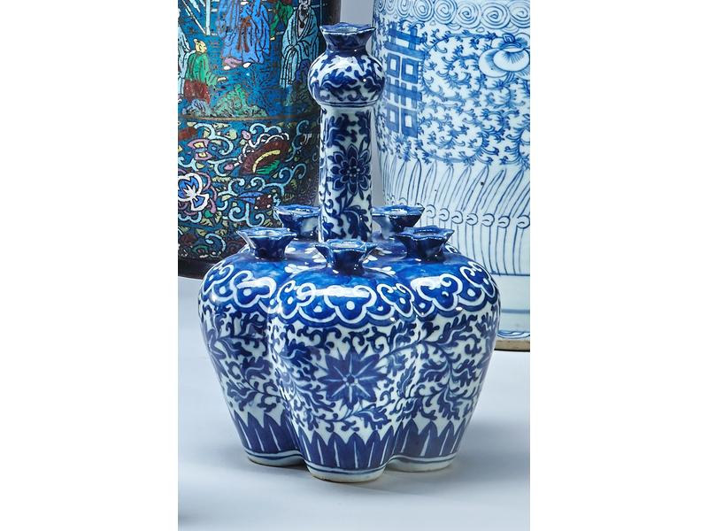 BOUQUETIERE en porcelaine à décor blanc bleu...