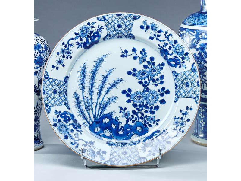 GRAND PLAT ROND en porcelaine émaillée blanc...