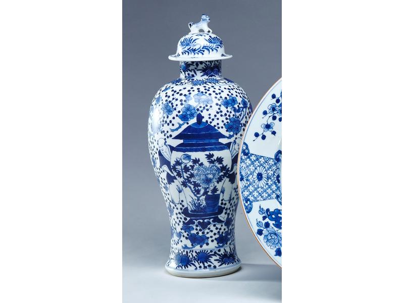 POTICHE COUVERTE de forme balustre en porcelaine...