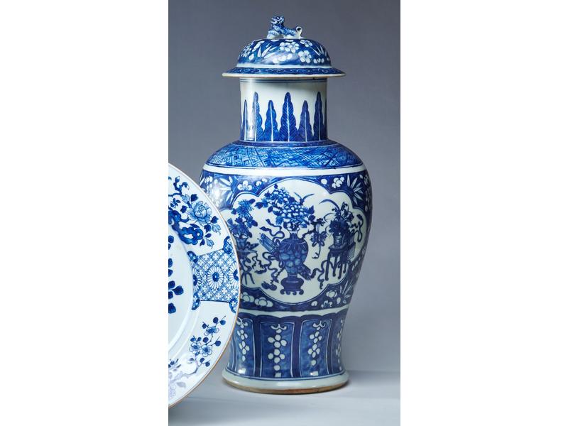 POTICHE COUVERTE de forme balustre en porcelaine...