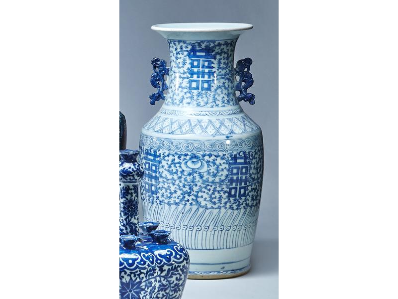 VASE BALUSTRE à deux anses en porcelaine...