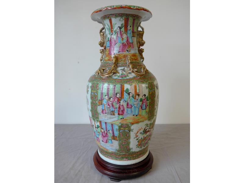 VASE de forme balustre en porcelaine émaillée...