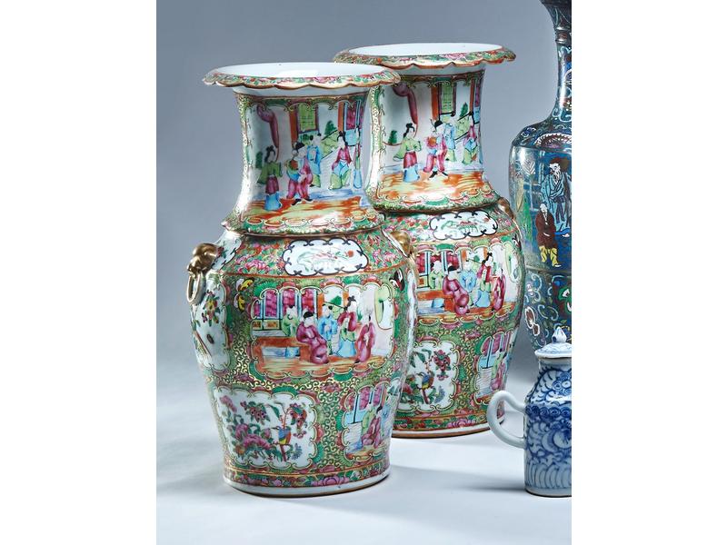 PAIRE DE VASES balustre en porcelaine émaillée...