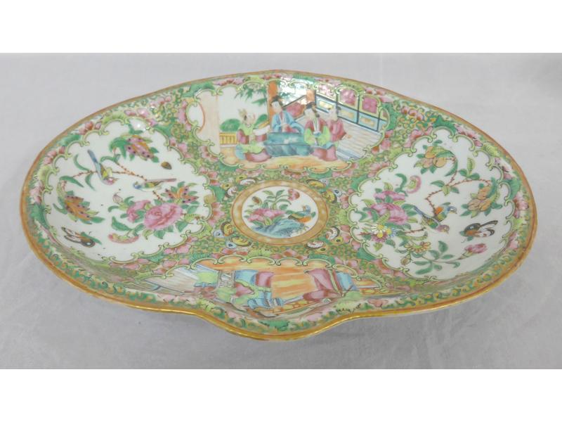 COUPE de forme coquillage en porcelaine émaillée...