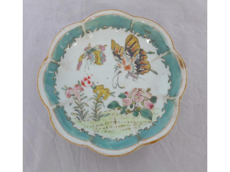 COUPE de forme chantournée en porcelaine...