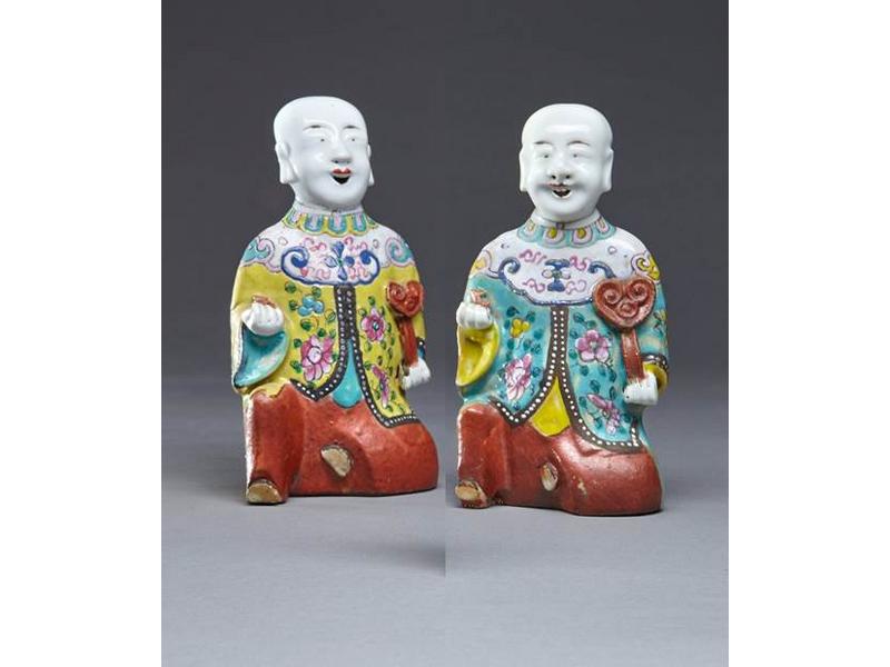DEUX STATUETTES en porcelaine de la famille...