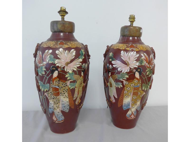 PAIRE DE VASES balustres en grès émaillé...