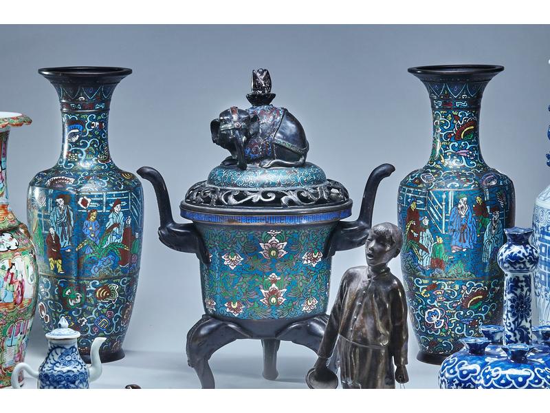 PAIRE DE VASES en émaux champlevés de forme...