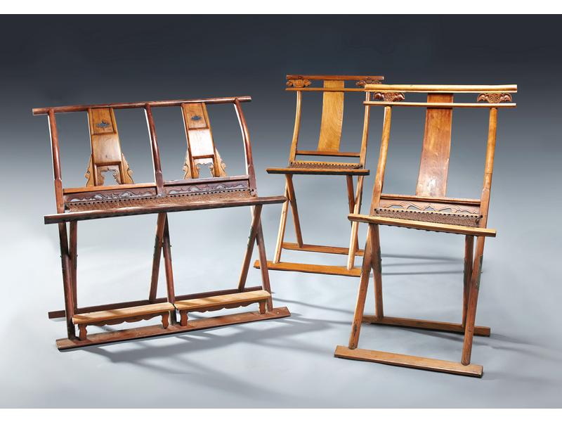 PAIRE DE FAUTEUILS ET BANQUETTE PLIANTS en...