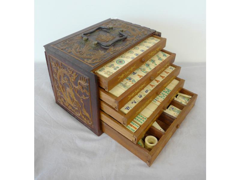 JEU DE MAH-JONGG dans un coffret en bois...