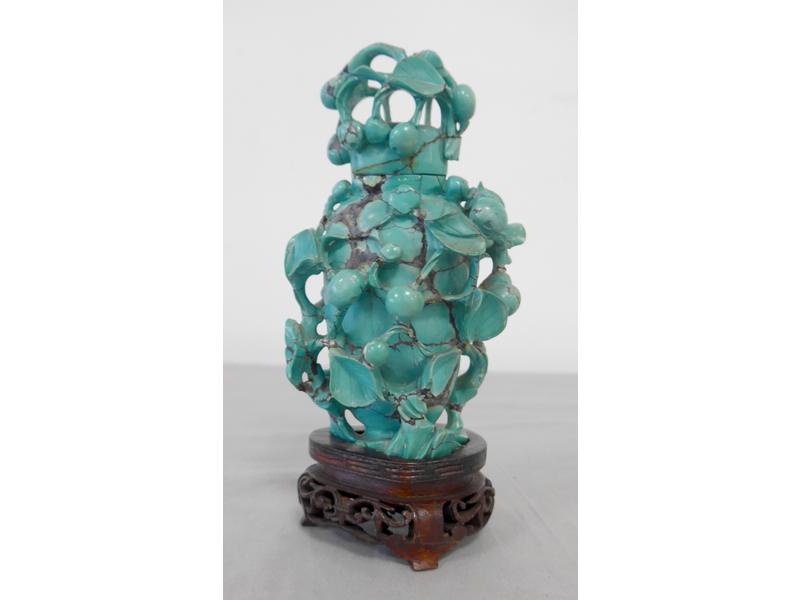 VASE COUVERT en turquoise sculptée et ajourée...