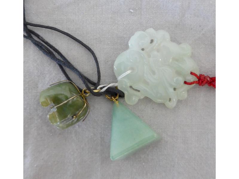 TROIS PENDENTIFS en jadéïte verte représentant...