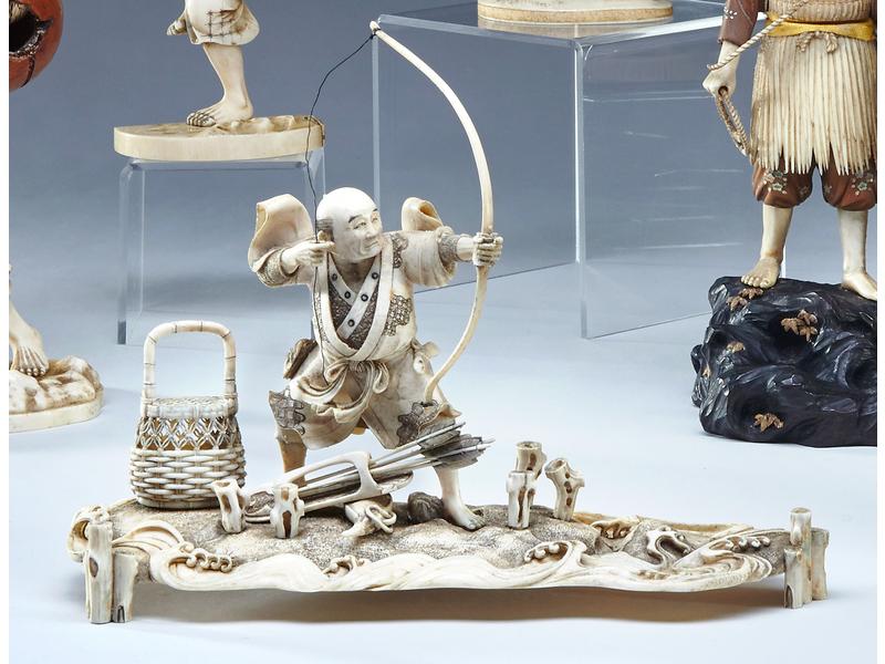OKIMONO en ivoire sculpté représentant un...