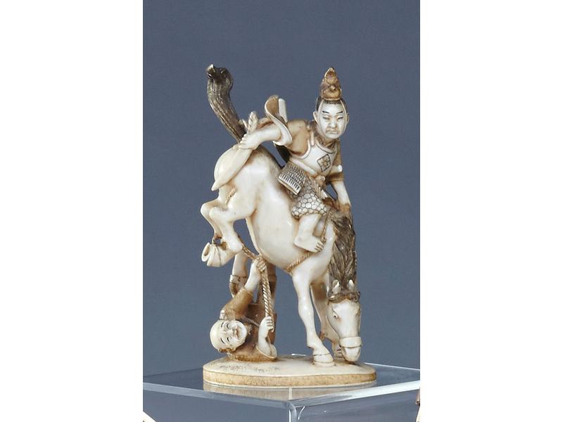 OKIMONO en ivoire sculpté représentant un...