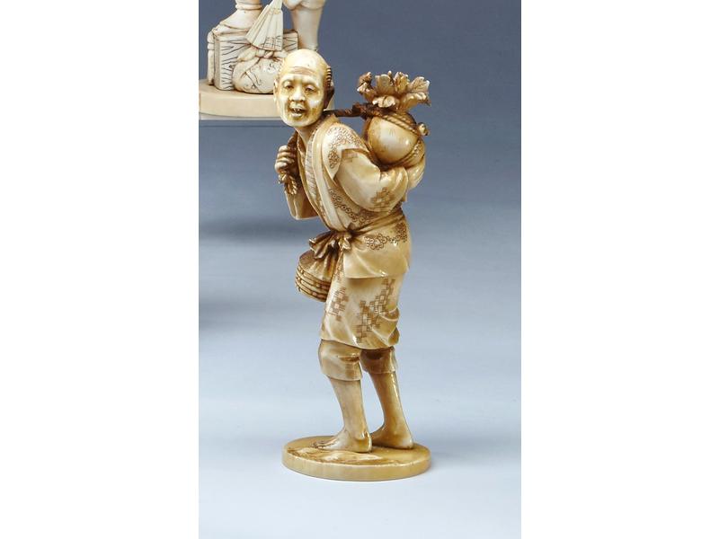 OKIMONO en ivoire légèrement patiné sculpté...