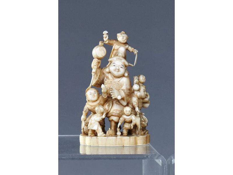 OKIMONO en ivoire sculpté représentant un...