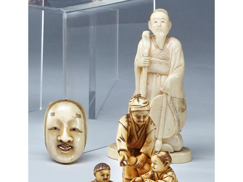 OKIMONO en ivoire sculpté figurant un sage...