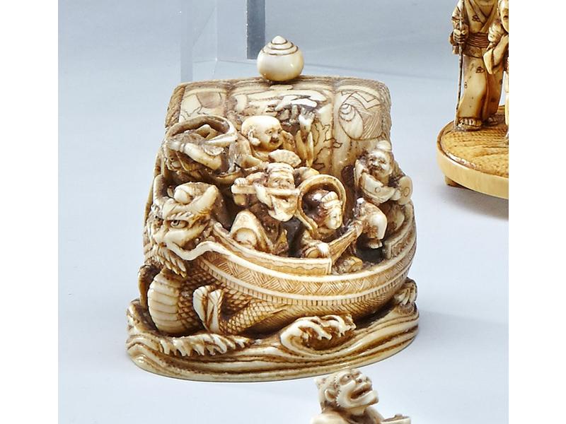 NETSUKE en ivoire représentant la TAKARABUNE...