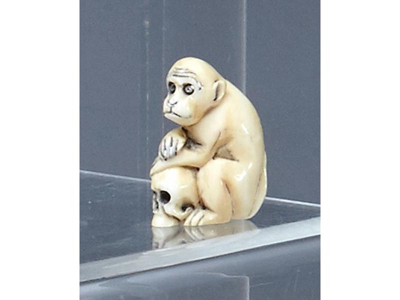 NETSUKE en ivoire représentant une vanité,...